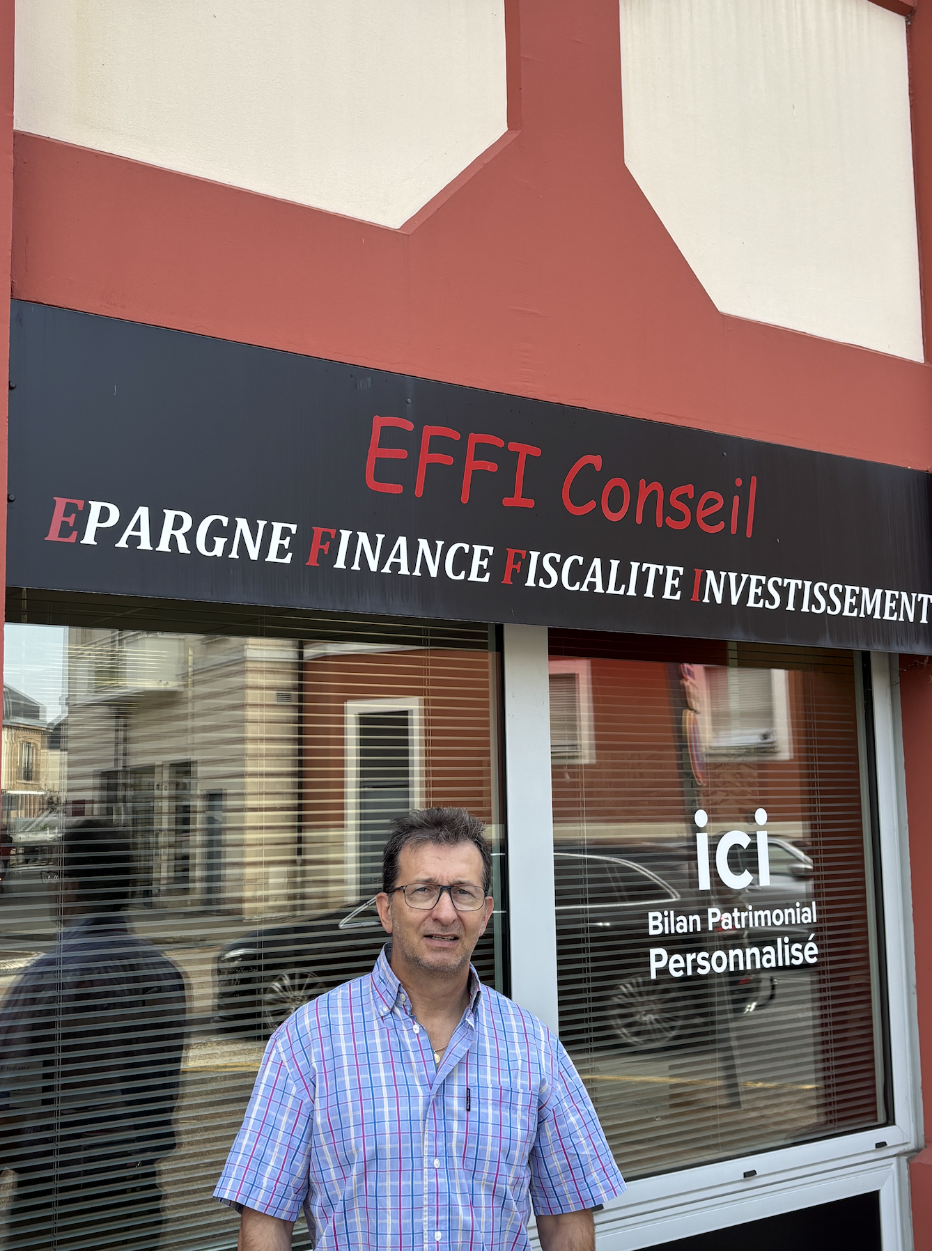 Samer Hussant devant le cabinet Effi Conseil, Évreux